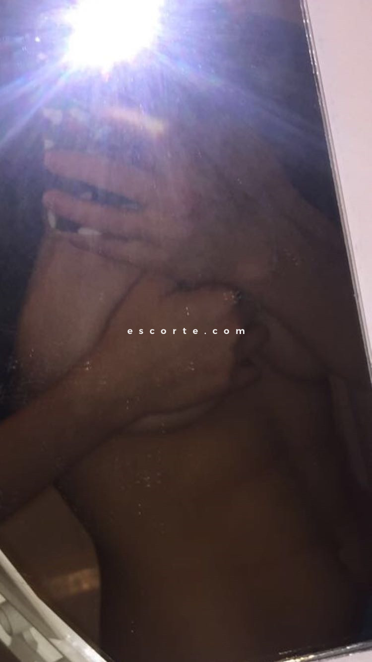 rencontre femme cochonne escort Paris Nelyap